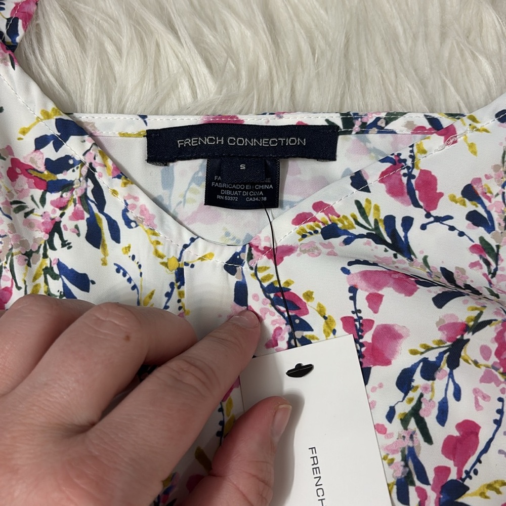 NWT French Connection Ruffle Shoulder White Floral Blouse Tank Size S - Picture 3 of 8